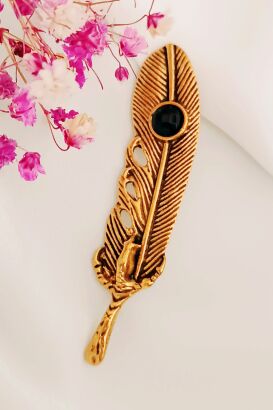 Złote pióro z czarnym oczkiem