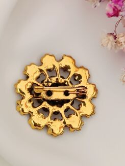 Mała okrągła broszka w kolorze różu - 3