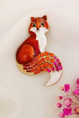 Czerwony lis z cyrkoniami