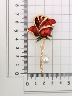 Czerwona róża z perłą - 2