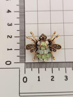 Maleńka pszczoła w oliwkowym kokorze - 2