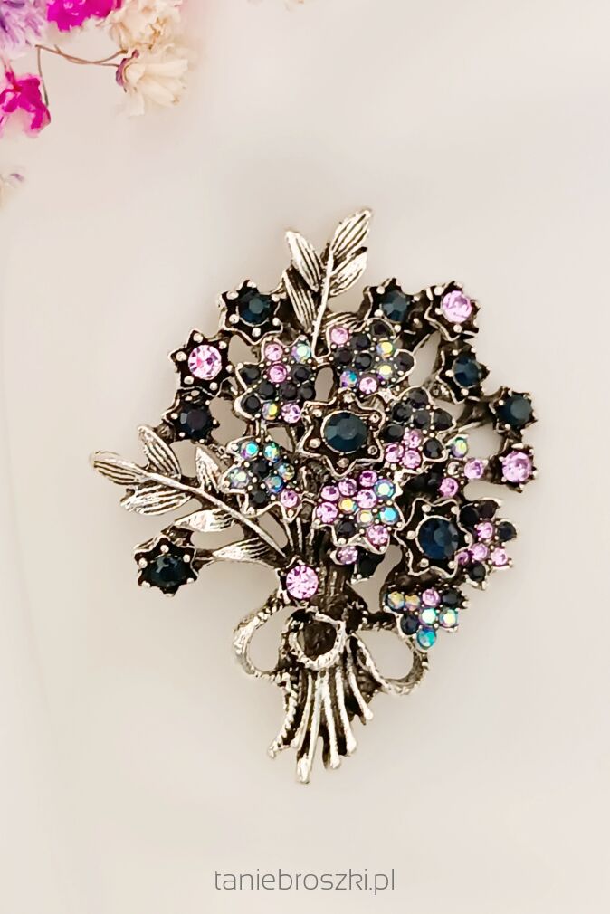 Piękny bukiet granatowo liliowy