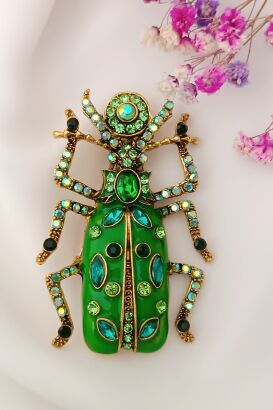 Duży zielony chrząszcz