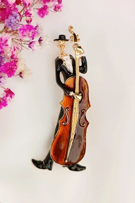 Wiolączelista w czerni