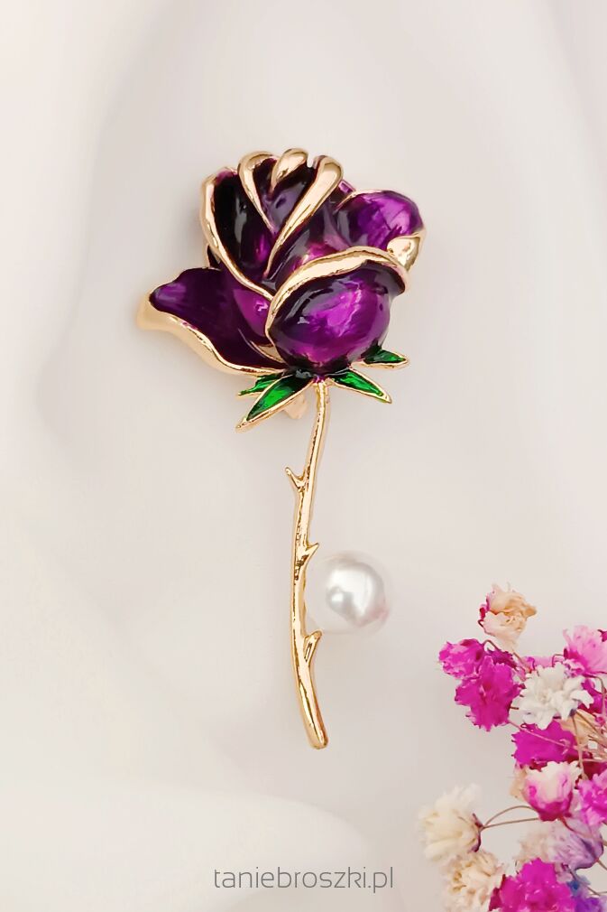 Fioletowa róża z perłą