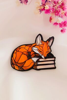 Śpiący lis w pięknej kolorystyce