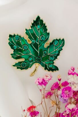 Zielony liść z cyrkoniami