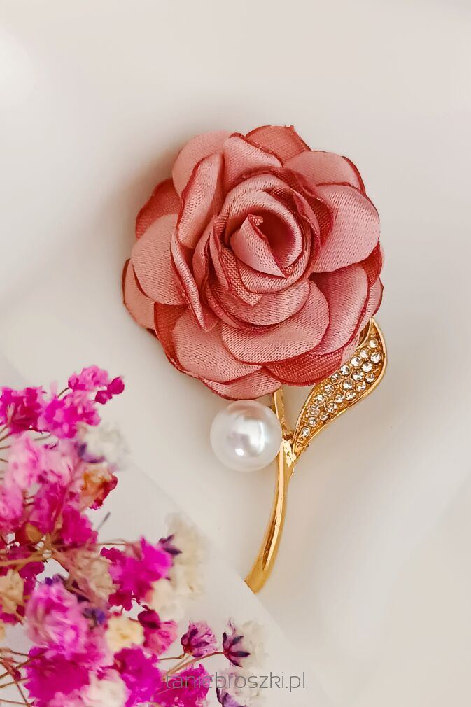Piękna broszka połączenie materiałowego kwiatku i cyrkoni