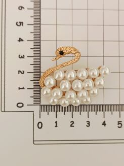 Broszka łabędzia z perełkami - 2