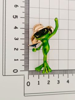 Radosna żabka z kieliszkiem - 2