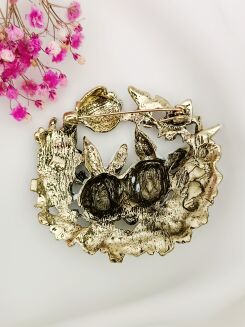 Mocno zdobiona Wielkanocna broszka - 2